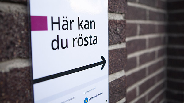 Valmyndighetens skylt med texten Här kan du rösta.