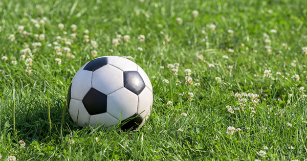 Fotboll på gräsmatta