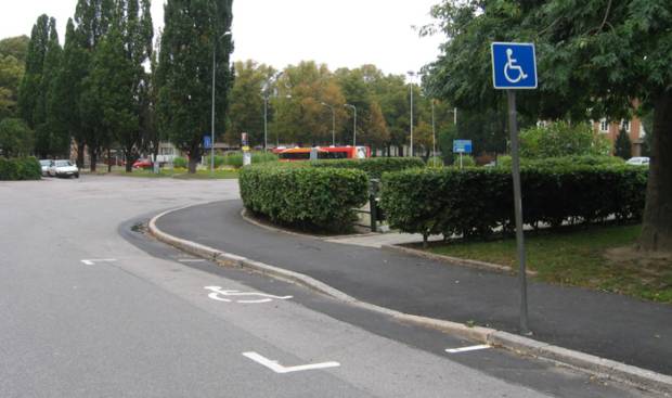Fotografi som visar en parkeringsplats för rörelsehindrade. 