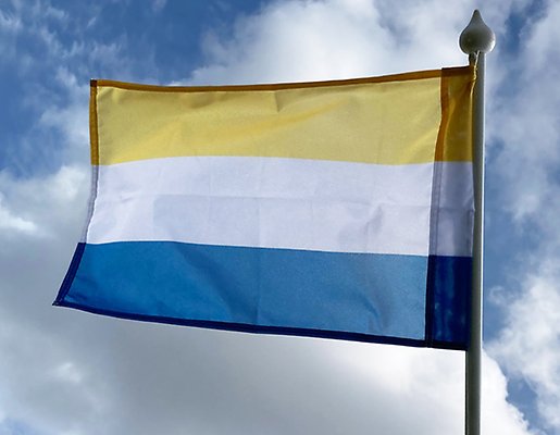 Tvärrandig flagga i gult, vitt och blått.