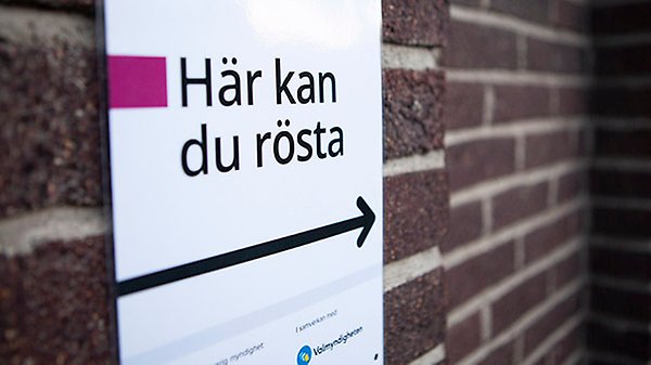 Valmyndighetens skylt med texten Här kan du rösta.