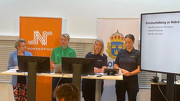 Fyra kvinnor, två av dem i polisuniform, talar inför media. Bakom dem Norrköpings kommuns N-logga och polisens emblem.