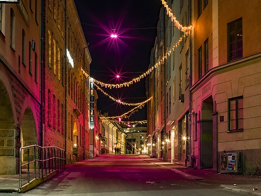 Julbelysning som hänger mellan husen på Västgötegatan