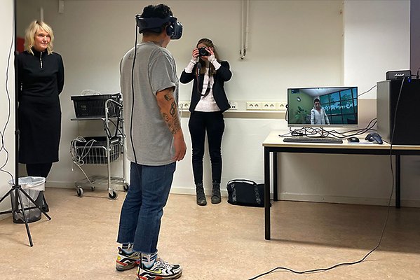 En av Matteusskolans medarbetare har klivit in i en VR-miljöer under ledning av Pepita Canovas Thorsell, utvecklare på Framvik